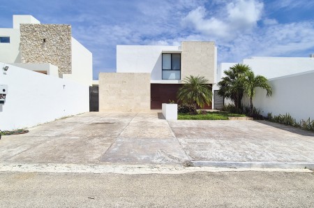 Casa en Renta en Privada ubicada en Cholul, Merida Amueblada y Equipada